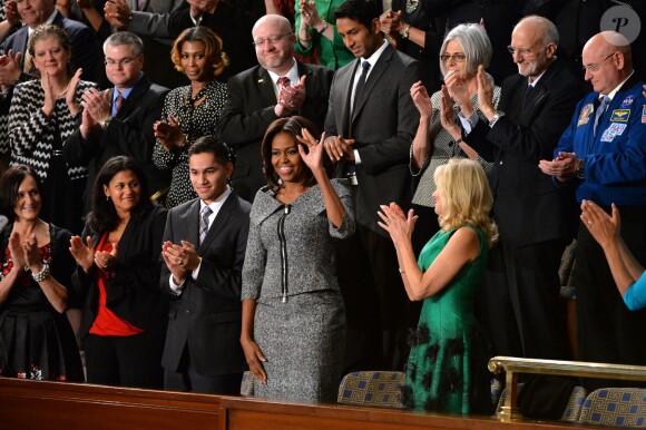 Michelle Obama, élégante, écoute son mari Barack Obama lors de son discours sur l'état de l'Union, à Washington, le 20 janvier 2015