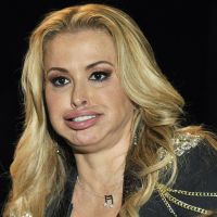 Anastacia déformée par le Botox ? La chanteuse préfère rire des vilaines photos