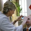 La comtesse Sophie de Wessex visitait, le jour de ses 50 ans le 20 janvier 2015, la London School of Hygiene and Tropical Medicine avec son mari le prince Edward. Elle a même testé un nouveau système d'examen ophtalmologique sur lui !