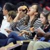 Jennifer Garner dévore une pizza au match de Clippers contre les Celtics au Staples Center, Los Angeles, le 19 janvier 2015.
