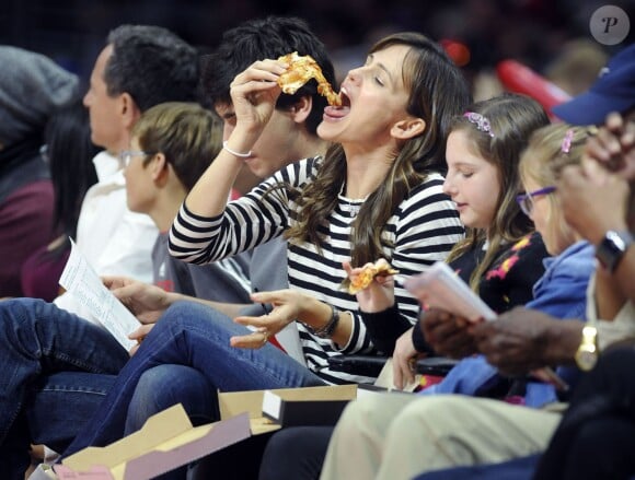 Jennifer Garner dévore une pizza au match de Clippers contre les Celtics au Staples Center, Los Angeles, le 19 janvier 2015.