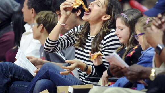Jennifer Garner parle ''régime extrême''... et dévore une pizza avec Violet