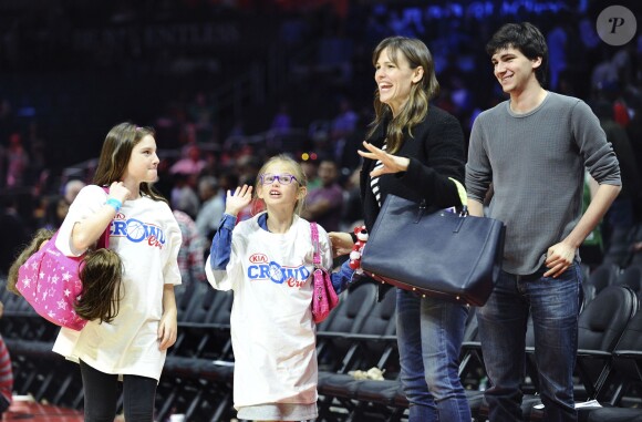 Jennifer Garner avec sa fille Violet et une amie au match de Clippers contre les Celtics au Staples Center, Los Angeles, le 19 janvier 2015.