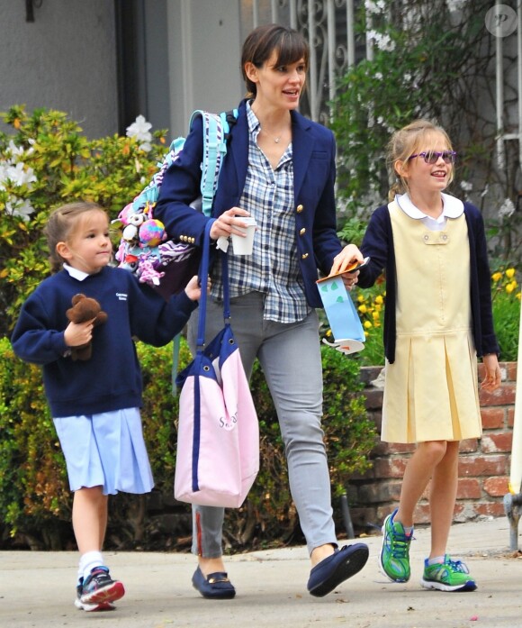 Jennifer Garner se promène avec ses filles Violet et Serafina à Brendwood, le 20 janvier 2015.