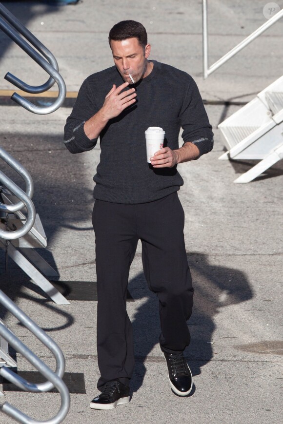 Ben Affleck fume sur le tournage de son nouveau film "The Accountant" à Atlanta. Le 21 janvier 2015.