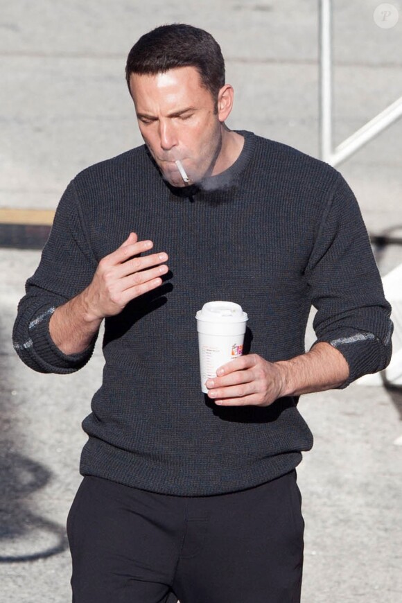 Ben Affleck fume sur le tournage de son nouveau film "The Accountant" à Atlanta. Le 21 janvier 2015.