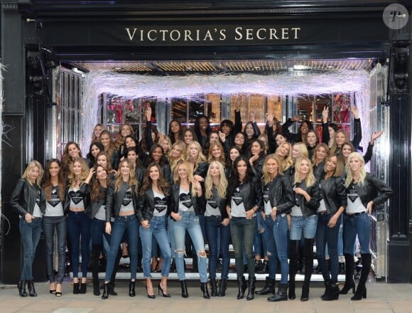 Photo de famille des mannequins de Victoria's Secret. Londres, le 1er décembre 2014.