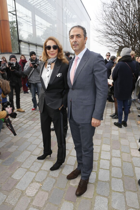 Marisa Berenson et son compagnon Jean-Michel Simonian arrivent au Parc André Citroën pour assister au défilé homme Louis Vuitton automne-hiver 2015-2016. Paris, le 22 janvier 2015.