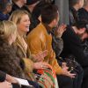 Kate Moss, assise à côté d'Hidetoshi Nakata, applaudit le final du défilé homme Louis Vuitton automne-hiver 2015-2016 au Parc André Citroën. Paris, le 22 janvier 2015.