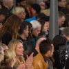 Kate Moss, assise à côté d'Hidetoshi Nakata, applaudit le final du défilé homme Louis Vuitton automne-hiver 2015-2016 au Parc André Citroën. Paris, le 22 janvier 2015.