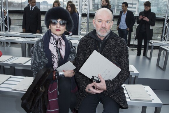 Catherine Baba et Michael Stipe (du groupe R.E.M.) assistent au défilé homme Louis Vuitton automne-hiver 2015-2016 au Parc André Citroën. Paris, le 22 janvier 2015.