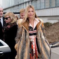 Fashion Week : Kate Moss, souriante et stylée pour le show Louis Vuitton