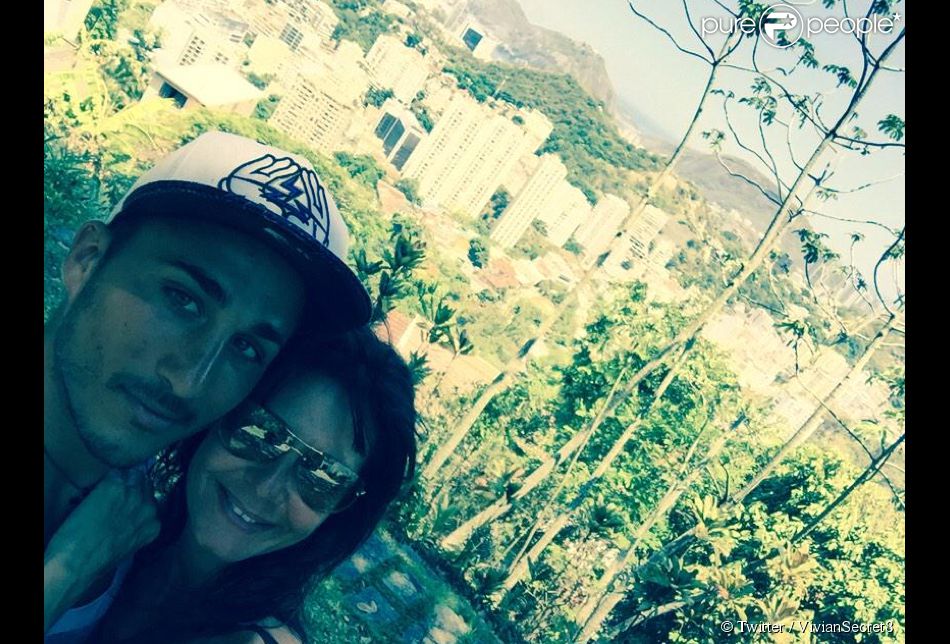 Vivian et Nathalie semblent très amoureux à Rio où se déroule le tournage des  Anges 7 . Janvier 2015.
