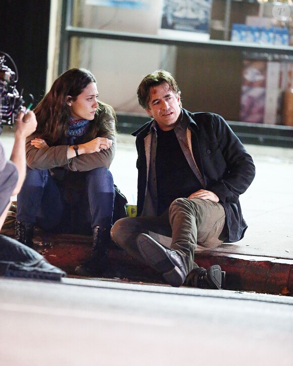 Emmy Rossum et Dermot Mulroney échangent un baiser sur le tournage de la série Shameless à Los Angeles, le 10 octobre 2014.