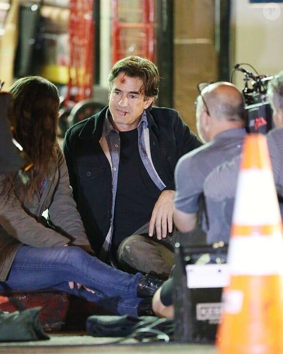 Emmy Rossum et Dermot Mulroney échangent un baiser sur le tournage de la série Shameless à Los Angeles, le 10 octobre 2014.