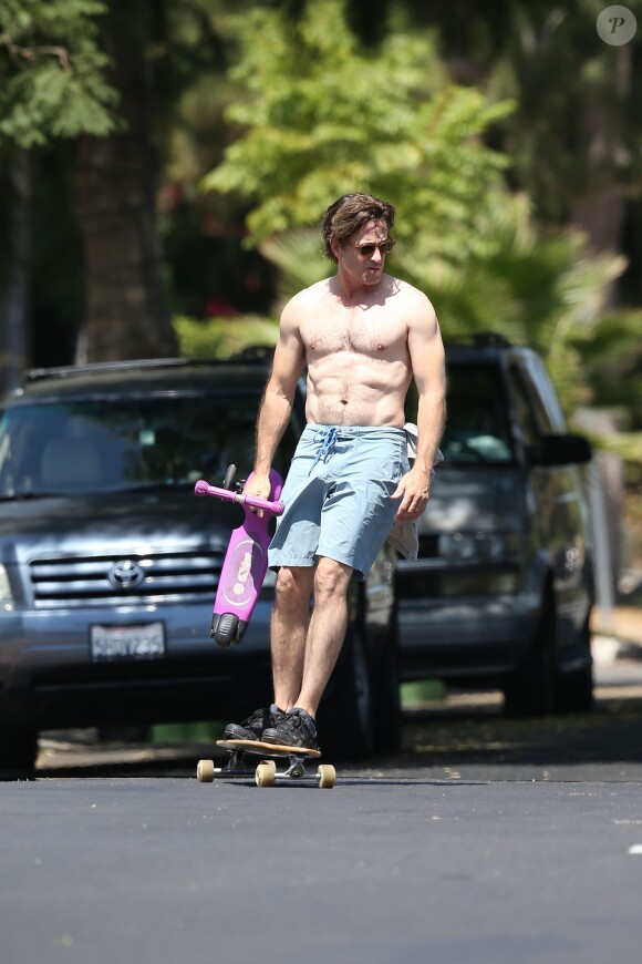 Exclusif - Dermot Mulroney fait du skateboard torse nu dans les rues de Venice. Le 2 septembre 2014