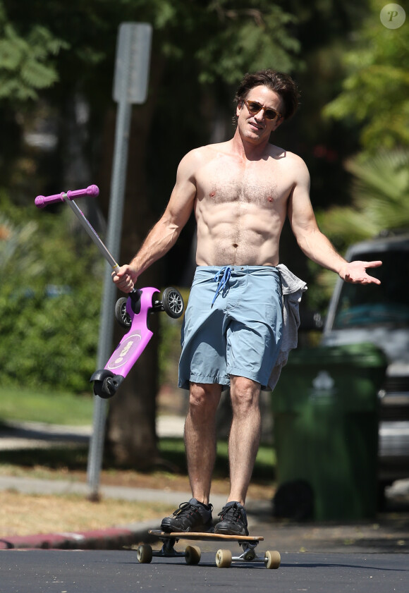 Exclusif - Dermot Mulroney fait du skateboard torse nu dans les rues de Venice. Le 2 septembre 2014 