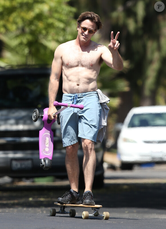 Exclusif - Dermot Mulroney fait du skateboard torse nu dans les rues de Venice. Le 2 septembre 2014 