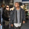 Kim Kardashian et son mari Kanye West arrivent à l'aéroport de Dulles à Washington. Kim Kardashian porte des nu pieds en fourrure! Le 24 janvier 2015