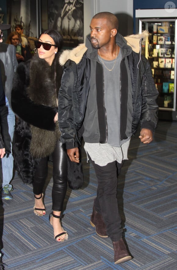 Kim Kardashian et son mari Kanye West arrivent à l'aéroport de Dulles à Washington. Kim Kardashian porte des nu pieds en fourrure! Le 24 janvier 2015
