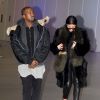 Kim Kardashian et son mari Kanye West arrivent à l'aéroport de Dulles à Washington. Kim Kardashian porte des nu pieds en fourrure! Le 24 janvier 2015