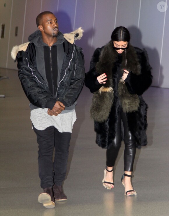 Kim Kardashian et son mari Kanye West arrivent à l'aéroport de Dulles à Washington. Kim Kardashian porte des nu pieds en fourrure! Le 24 janvier 2015