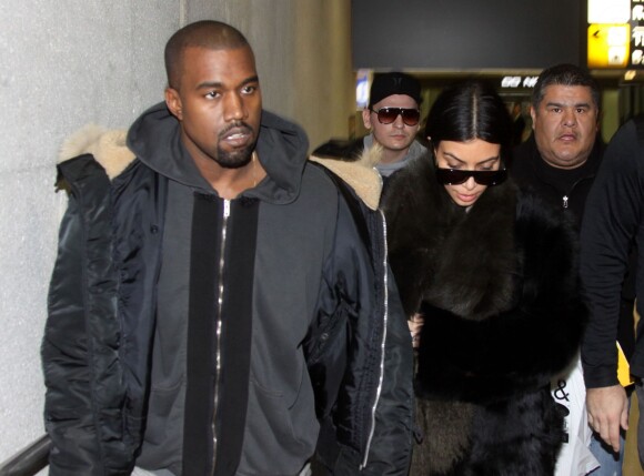 Kim Kardashian et son mari Kanye West arrivent à l'aéroport de Dulles à Washington. Kim Kardashian porte des nu pieds en fourrure! Le 24 janvier 2015