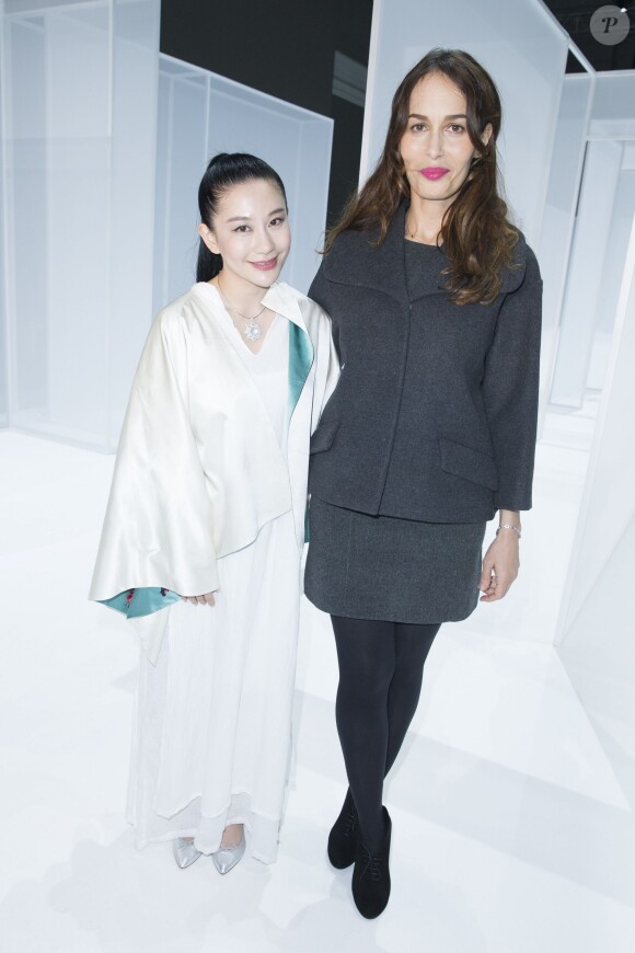 Lan Yu et Dolores Chaplin à l'issue du défilé haute couture printemps-été 2015 de la créatrice chinoise au Grand Palais. Paris, le 28 janvier 2015.