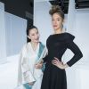Lan Yu et Natasha Andrew à l'issue du défilé haute couture printemps-été 2015 de la créatrice chinoise au Grand Palais. Paris, le 28 janvier 2015.