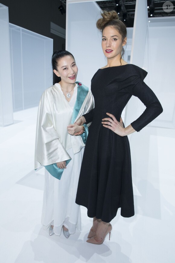Lan Yu et Natasha Andrew à l'issue du défilé haute couture printemps-été 2015 de la créatrice chinoise au Grand Palais. Paris, le 28 janvier 2015.