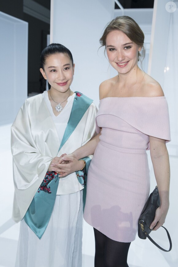 Lan Yu et Déborah Francois à l'issue du défilé haute couture printemps-été 2015 de la créatrice chinoise au Grand Palais. Paris, le 28 janvier 2015.