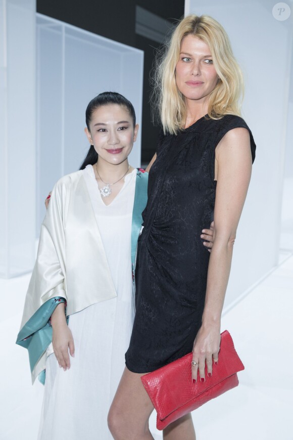 Lan Yu et Ingrid Seynhaeve à l'issue du défilé haute couture printemps-été 2015 de la créatrice chinoise au Grand Palais. Paris, le 28 janvier 2015.