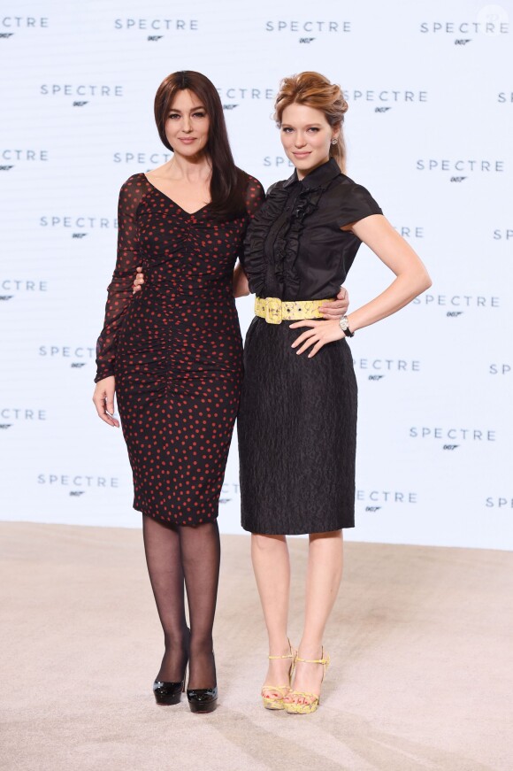 Monica Bellucci et Léa Seydoux lors de la conférence de presse BOND 24 aux Pinewood Studios, près de Londres, le 4 décembre 2014.