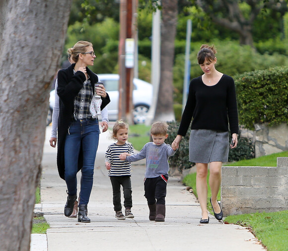 Jennifer Garner se promène avec son fils Samuel et une autre maman avec son enfant à Los Angeles, le 29 janvier 2015 