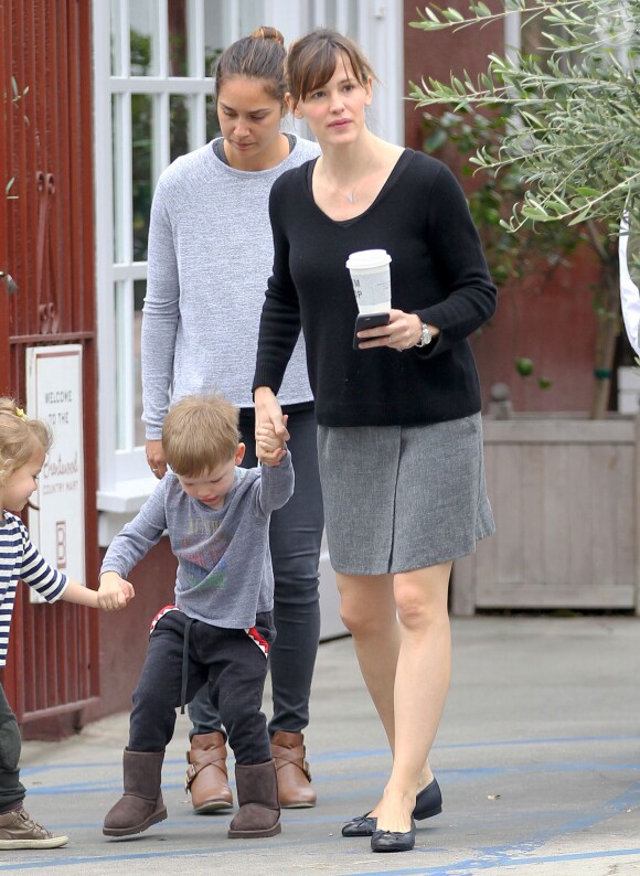Jennifer Garner et son fils Samuel Affleck sont allés prendre des boissons à emporter à Brentwood Country Mart à Brentwood , le 29 janvier 2015.  