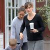 Jennifer Garner et son fils Samuel Affleck sont allés prendre des boissons à emporter à Brentwood Country Mart à Brentwood , le 29 janvier 2015. 