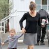 Jennifer Garner et son fils Samuel Affleck sont allés prendre des boissons à emporter à Brentwood Country Mart à Brentwood , le 29 janvier 2015.  