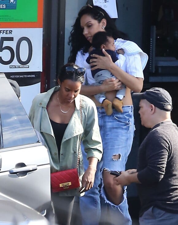 Exclusif - Kelly Rowland et son fils Titan Jewell, dans les bras de Melina Matsoukas, quittent le restaurant My Two Cents après un déjeuner en famille. Los Angeles, le 25 janvier 2015.