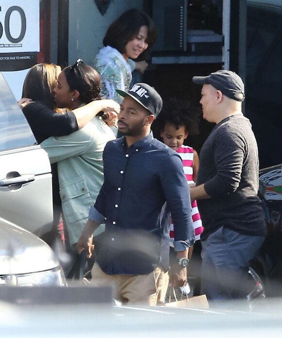 Exclusif - Tina Knowles, Kelly Rowland, son mari Tim Witherspoon et Blue Ivy (fille de Beyoncé et Jay Z) quittent le restaurant My Two Cents après un déjeuner en famille. Los Angeles, le 25 janvier 2015.