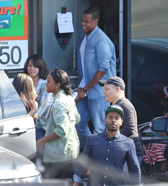 Exclusif - Jay Z, Tina Knowles, Kelly Rowland et son mari Tim Witherspoon quittent le restaurant My Two Cents après un déjeuner en famille. Los Angeles, le 25 janvier 2015.