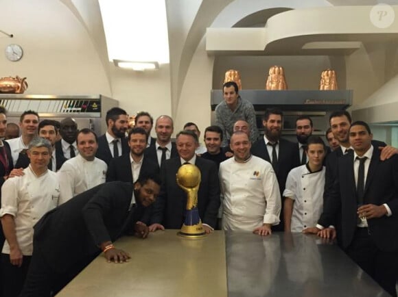 Les joueurs de l'équipe de France de handball visitent les cuisines de l'Elysée le 3 février 2015 après leur Mondial remporté au Qatar. 