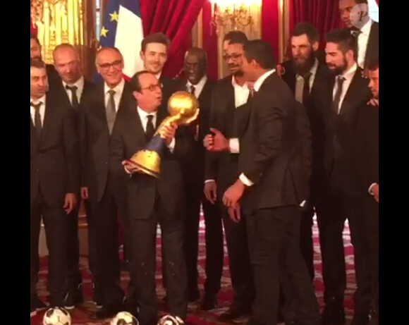 Les joueurs de l'équipe de France de handball avec François Hollande à l'Elysée le 3 février 2015 après leur Mondial remporté au Qatar. 