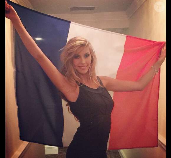 Camille Cerf à l'élection Miss Univers 2015 en Floride. Elle pose avec le drapeau de la France. Janvier 2015.
