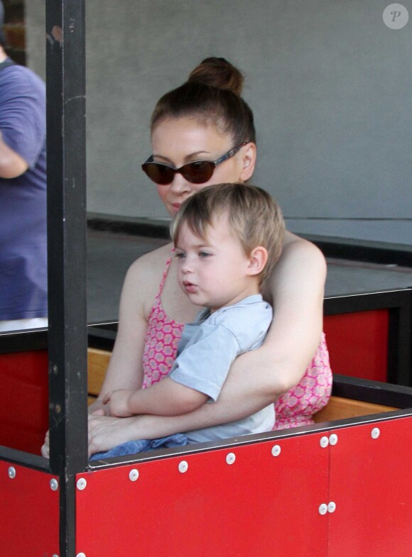 Alyssa Milano, son mari Dave Bugliari et leur fils Milo Bugliari au Farmers Market lors du Labor Day a Studio City, le 1er septembre 2013. 