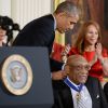 Le président Barack Obama remet la médaille de la liberté à Charles Sifford à Washington, le 24 novembre 2014. 
