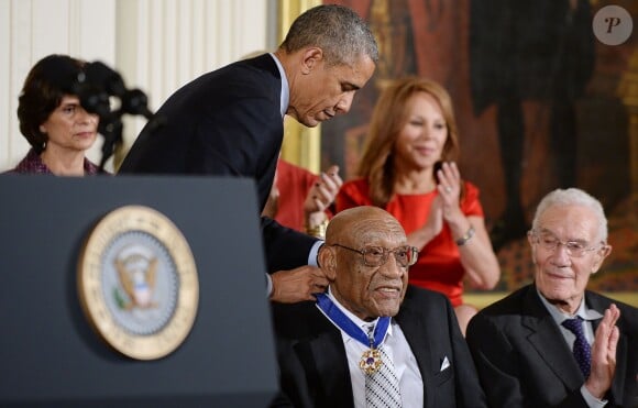 Le président Barack Obama remet la médaille de la liberté à Charles Sifford à Washington, le 24 novembre 2014. 