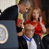 Barack Obama remet la médaille de la liberté à Charles Sifford à Washington, le 24 novembre 2014. 