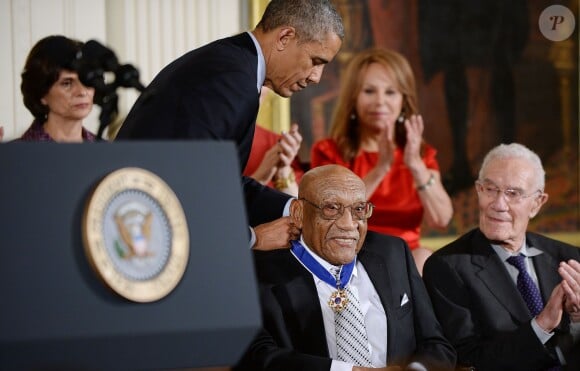 Barack Obama remet la médaille de la liberté à Charles Sifford à Washington, le 24 novembre 2014. 