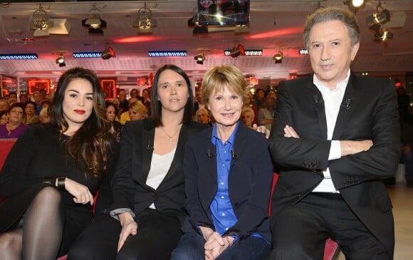 Lola Dewaere, Jeanne Herry avec sa mère Miou-Miou et Michel Drucker - Enregistrement de l'émission "Vivement Dimanche" à Paris le 4 février 2015. L'émission est diffusée le 8 février.