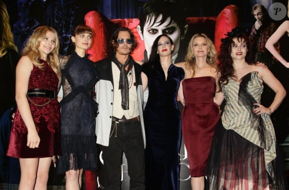 Chloë Moretz, Bella Heathcote, Johnny Depp, Eva Green, Michelle Pfeiffer et Helena Bonham Carter lors de l'avant-première de Dark Shadows le 9 mai 2012